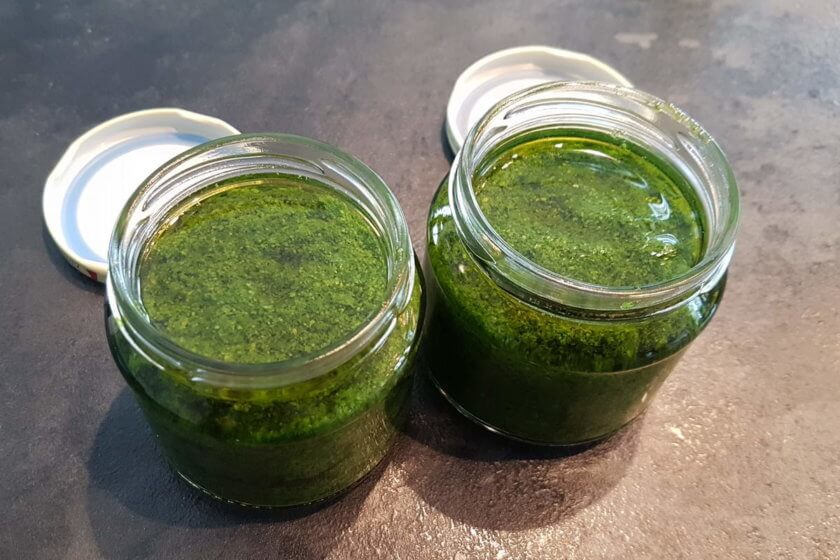 Bärlauchpesto mit Öl abdecken