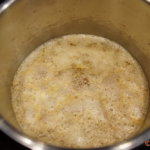 Braune Butter -Prozess des "kontrolliert verkohlen" das Eiweiß sinkt auf den Topfboden und bräunt, braune Flocken steigen auf