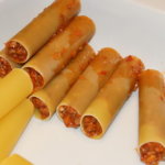 Hackfleisch in die Cannelloni füllen