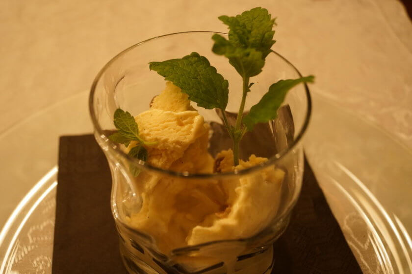 Eiscreme mit Rumrosinen