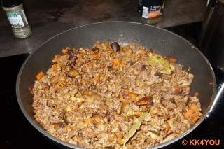 Zubereitung der Bolognese mit Maronen