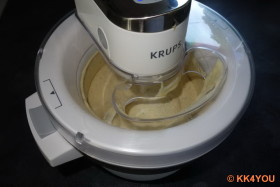 Zubereitung des Vanilleeis in der Eismaschine