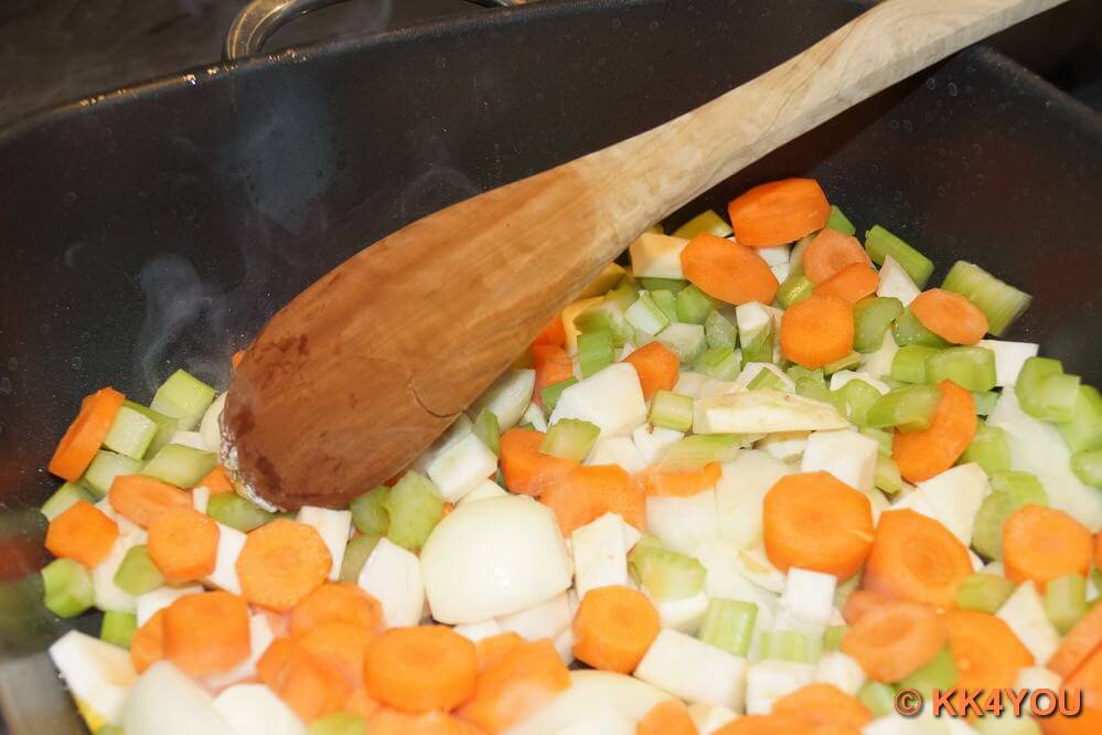 3 EL Puderzucker karamellisieren, die Zwiebeln, Karotten und den Sellerie zugeben und leicht "angehen" lassen.