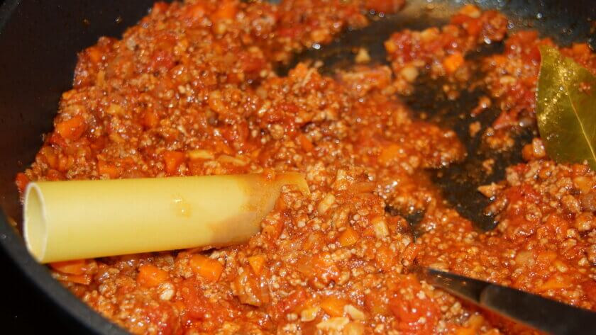 Hackfleisch in die Cannelloni füllen
