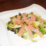 Salat mit grünem Spargel, Lachs und Bärlauch Vinaigrette