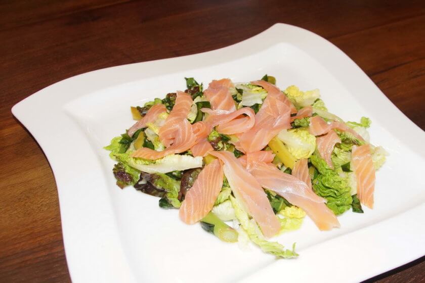 Salat mit grünem Spargel, Lachs und Bärlauch Vinaigrette