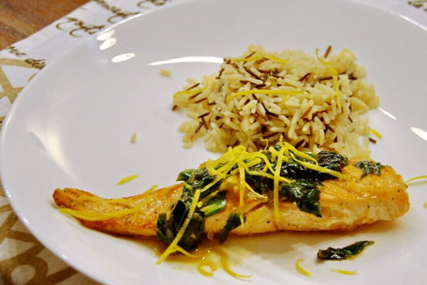 Lachs in Bärlauch-Zitronenbutter mit Wildreis