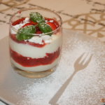 Erdbeerpüree mit Baiser und Zitronen-Joghurt