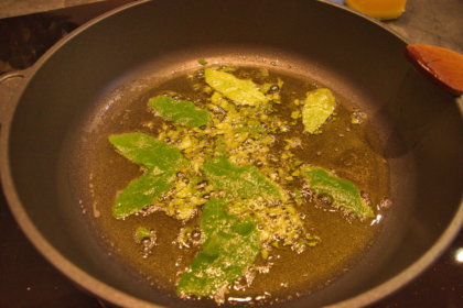 Salbeiblätter in brauner Butter brutzeln