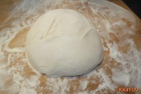 fertiger Pizzateig für eine Pizza Bella Italia