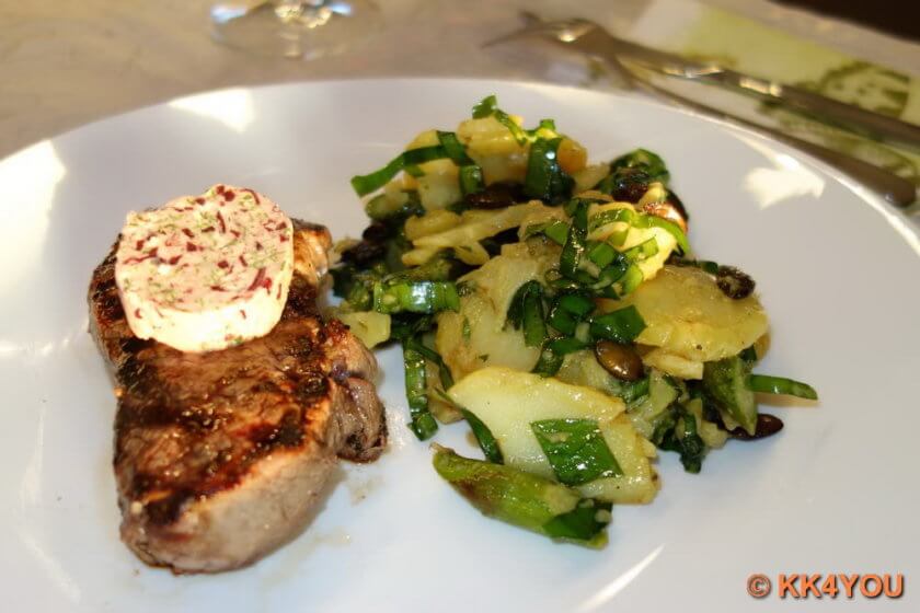 Kartoffelsalat mit Spargel und Bärlauch serviert mit Steak