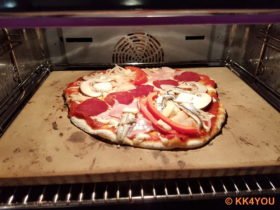 Pizza auf dem Pizzastein zum ausbacken