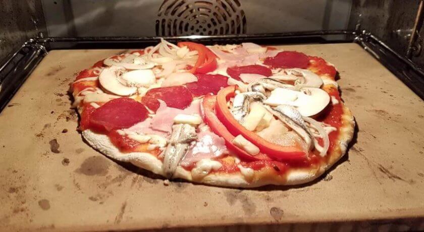 Pizza auf dem Pizzastein zum ausbacken