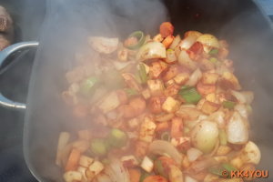 Wurzelgemüse zusammen mit Tomatenmark angehen“ lassen