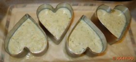 Mousse in Servierringe füllen und auf Backpapier und Teller für 1 – 2 Stunden in den Kühlschrank stellen.