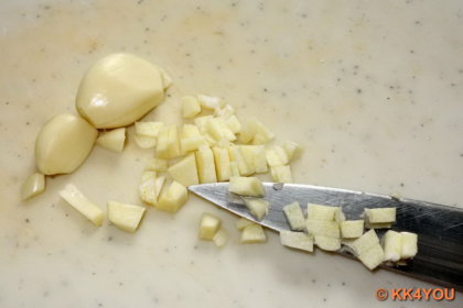 Knoblauch grob hacken