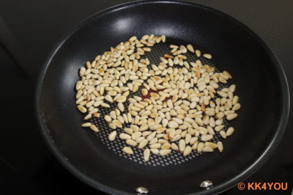 Pinienkerne in einer Pfanne ohne Fett bei mittlerer Hitze goldbraun rösten