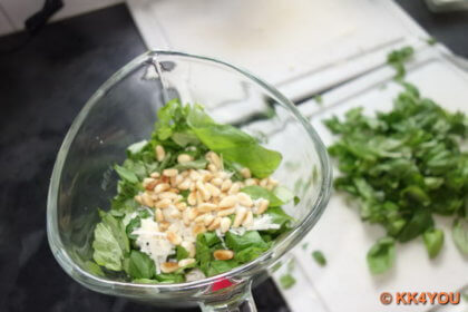 Basilikum, Knoblauch, Pinienkerne und Parmesan im Mixer auf langsamer Stufe kurz mischen