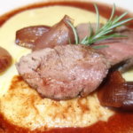 Rinderfilet am Stück gebraten auf Rotwein-Schalotten-Butter