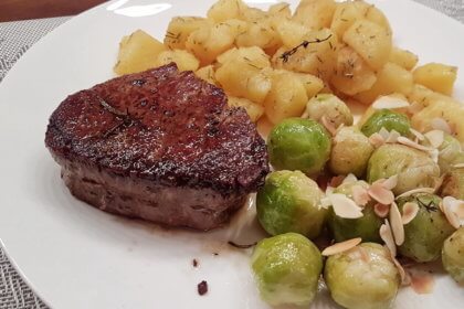 Rinderfilet-Medaillons mit Rosenkohl und Rosmarin-Kartoffeln