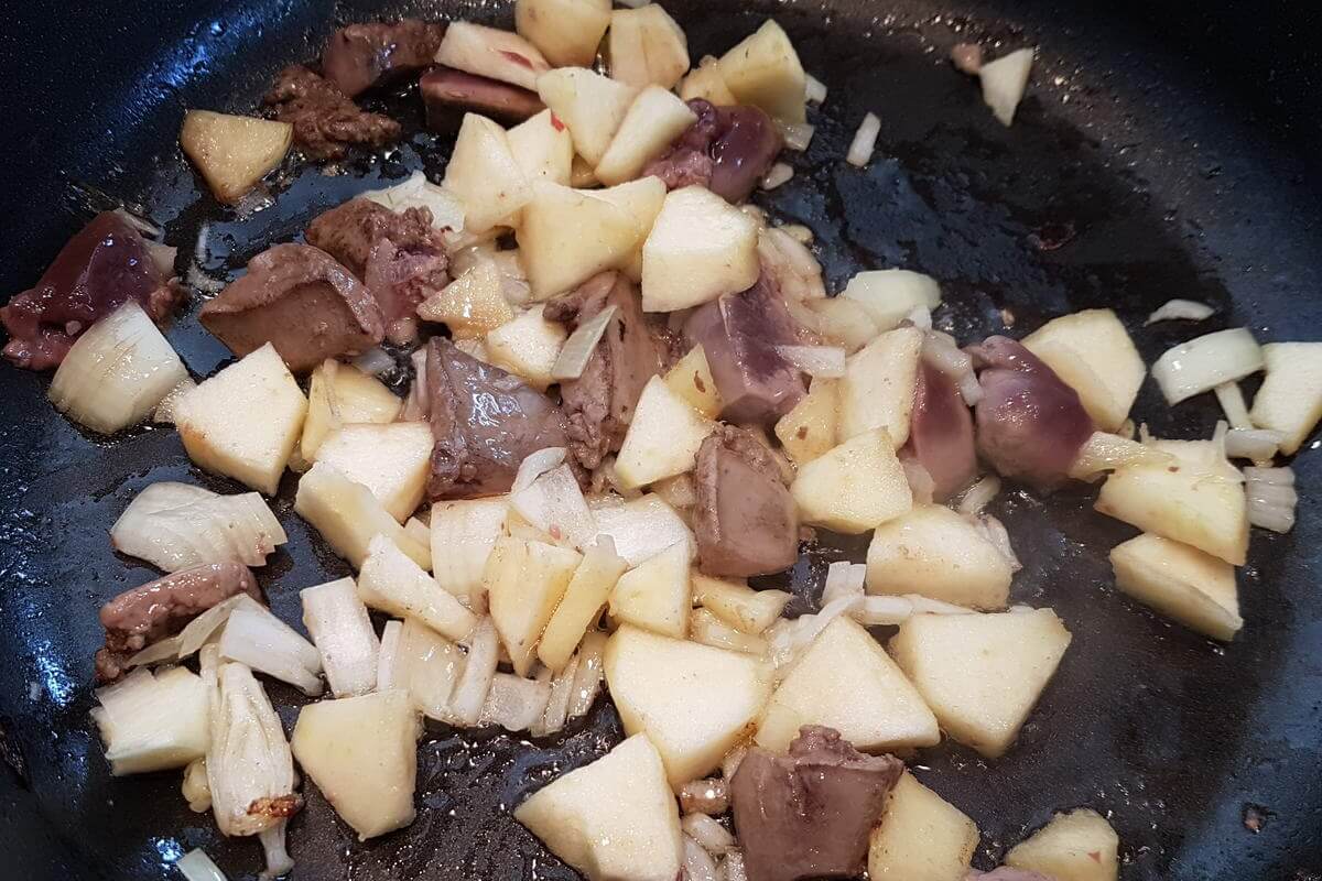 Gänseleber mit Apfelspalten und Zwiebeln - CUISINE4YOU