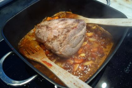 Schweinebraten auf die Gemüsemischung setzen