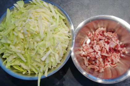 Kraut geschnitten und Speck gewürfelt