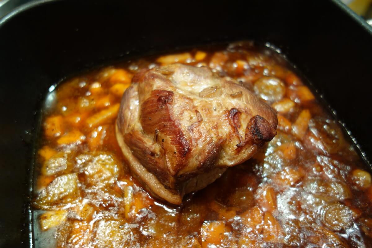 Saftiger Schweinebraten bei niedriger Temperatur gegart - CUISINE4YOU