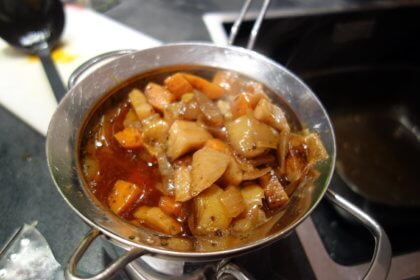Gemüsemischung samt Bratensaft durch ein Sieb drücken