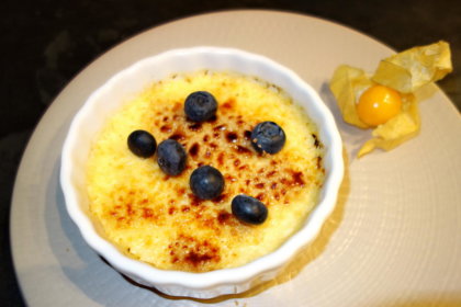 Crème brûlée garniert mit Früchten