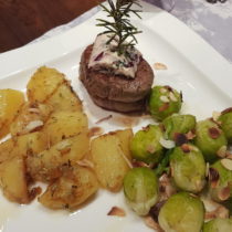 Rosmarin Kartoffeln und Rosenkohl mit Mandelblättchen