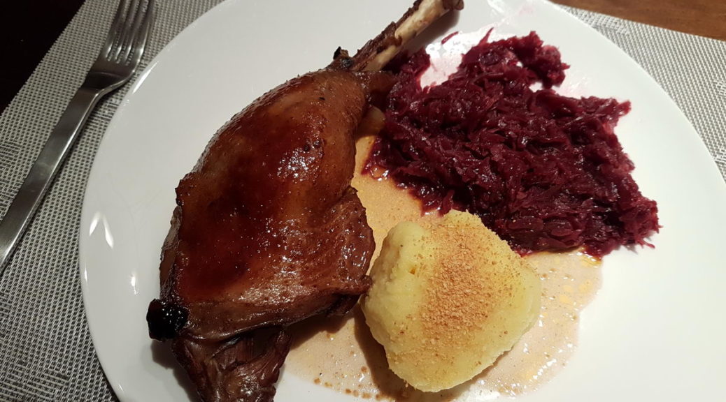 Gänsekeule mit Rotkraut und Kartoffelknödel