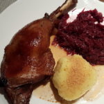 Gänsekeule mit Rotkraut und Kartoffelknödel