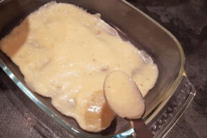 Sauce in Auflaufform geben