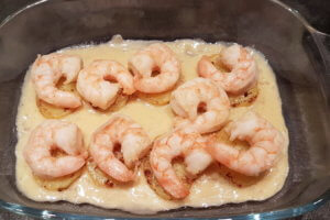 Je ein Scampi auf die Kartoffelscheiben