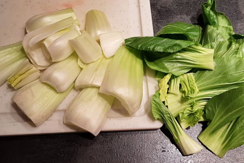 Pak Choi Gemüse vorbereiten