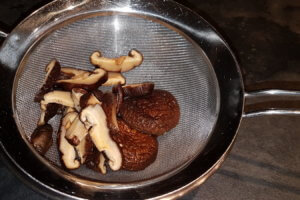 Shiitake-Pilze in Streifen schneiden