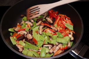 Reisnudelsalat -Gemüse  und Pilze braten