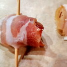 Datteln mit Speck umwickeln
