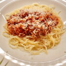 Spaghetti Bolognese mit frisch geriebenen Parmesan