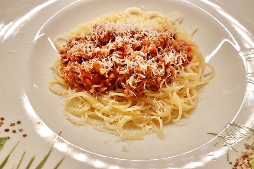 Spaghetti Bolognese mit frisch geriebenen Parmesan