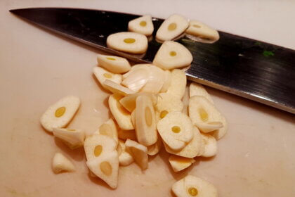 Knoblauch in Scheiben schneiden