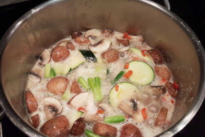 Suppe mit Gemüse aufkochen