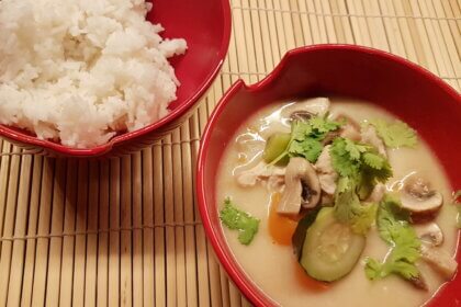 Tom Kha Gai serviert mit Duftreis