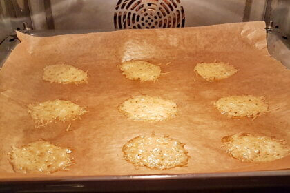 geriebenen Parmesan zu hellbraunen Talern backen