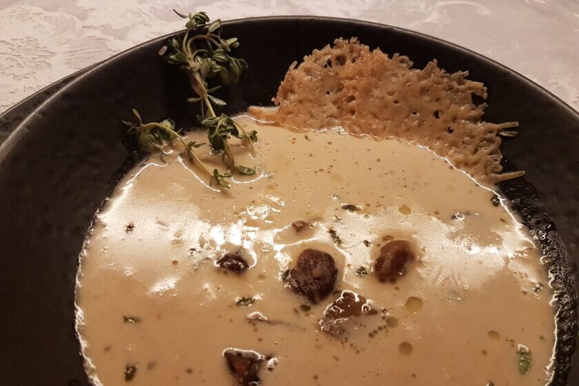 Maronensuppe mit Parmesantalern