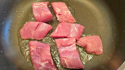 Fleisch in 2-3 cm dicke Scheiben schneiden