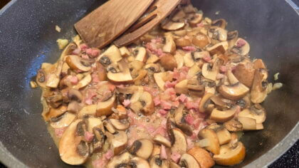Champignons, Zwiebel- und Knoblauchwürfel hellbraun anschwitzen.