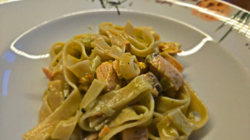 Lachsnudeln in Bärlauch Pesto Sahne Sauce