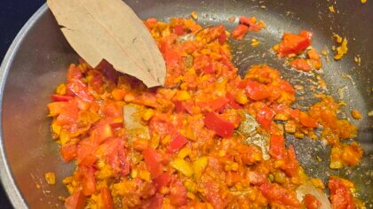Curryblätter zugeben